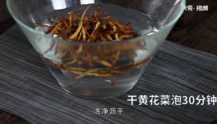 黄花菜炒木耳丝做法步骤：3