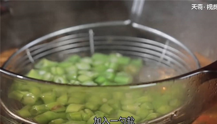 榄菜肉碎四季豆做法步骤：2