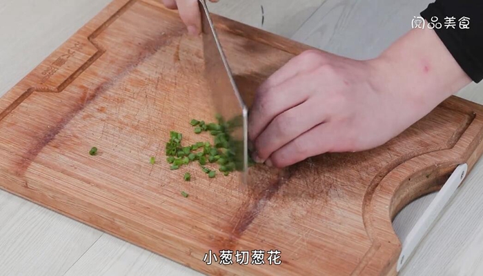 土豆肉丁焖饭做法步骤：4