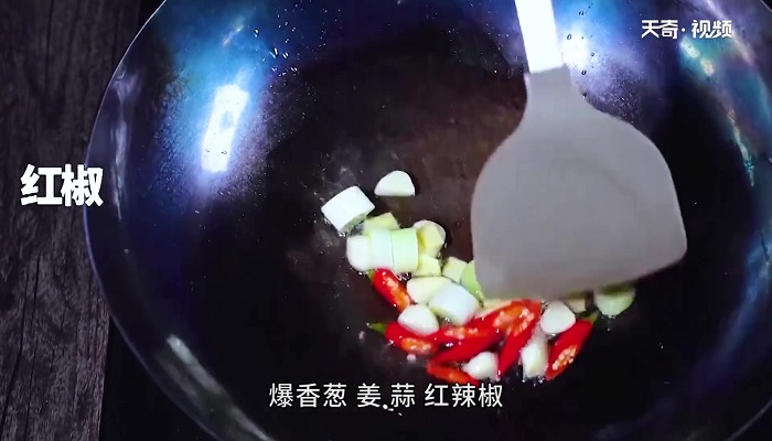 小鱼焖豆腐做法步骤：11