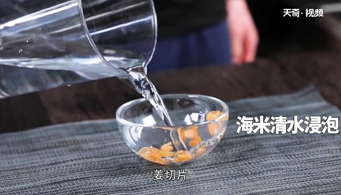 蟹味菇汤豆腐做法步骤：3