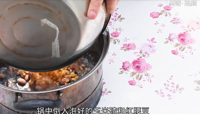 玉米红豆粥做法步骤：4