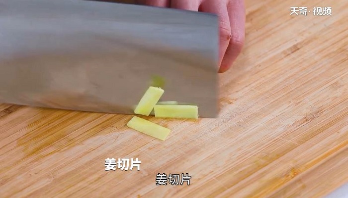 葛根炖鸡汤做法步骤：2