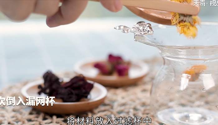 金盏玫瑰茄茶做法步骤：2