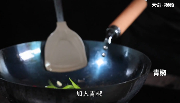 尖椒炒豆腐皮做法步骤：7