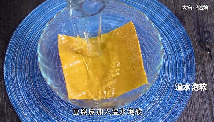 尖椒炒豆腐皮做法步骤：2