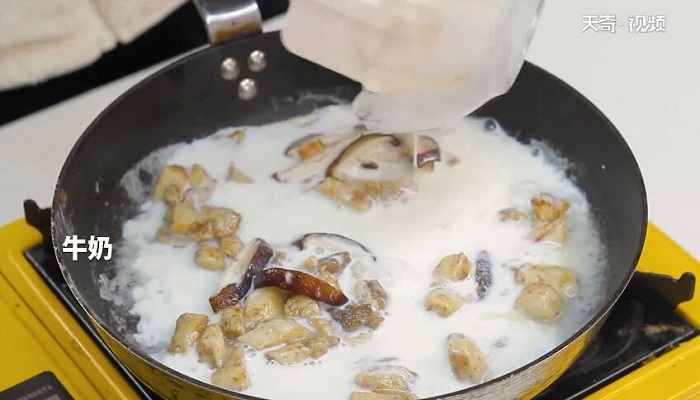 奶油蘑菇浓汤做法步骤：9