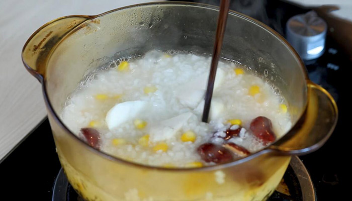 山药玉米粥的做法做法步骤：5