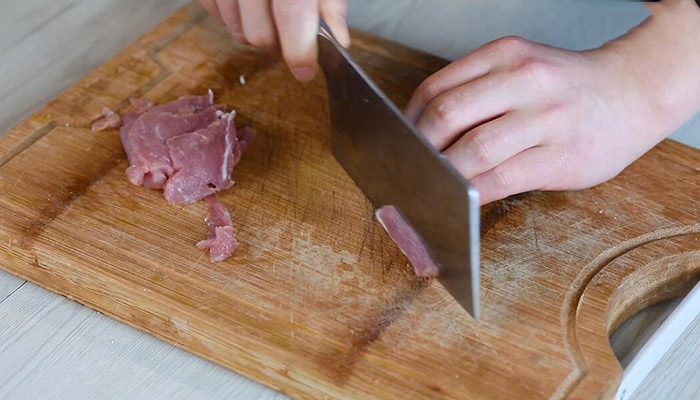 丝瓜瘦肉汤的做法做法步骤：2