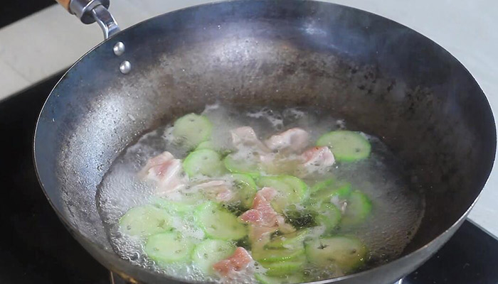 丝瓜瘦肉汤的做法做法步骤：8