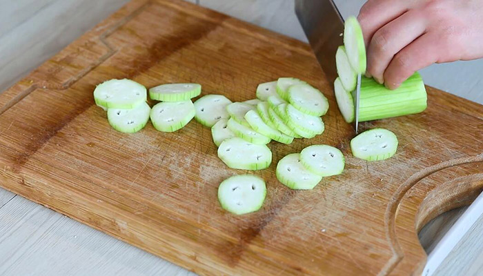 丝瓜瘦肉汤的做法做法步骤：4