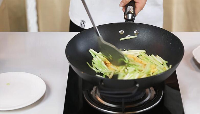 鸡胸肉炒豆芽做法步骤：10