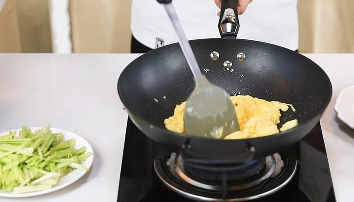 鸡胸肉炒豆芽做法步骤：8