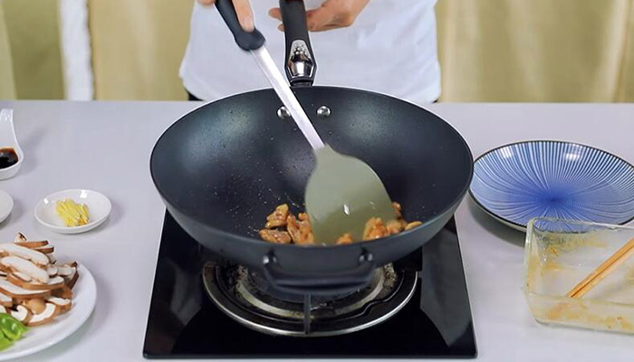 香菇炒肉的做法做法步骤：5