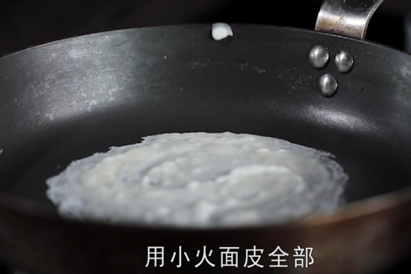 烤鸭卷饼的饼皮怎么做做法步骤：3