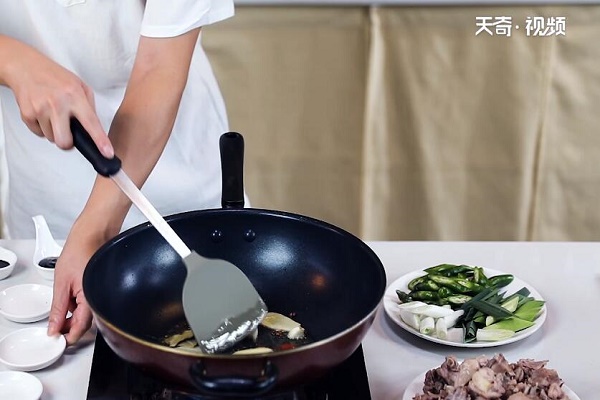 川菜啤酒鸭的家常做法做法步骤：4