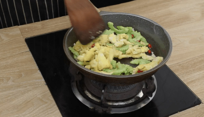 广式凉瓜炒蛋的做法做法步骤：5
