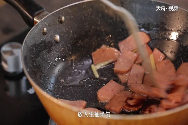 蒜苗炒午餐肉做法步骤：2